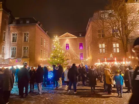  Innenhof mit Weihnachtsmarkt Schloss Neersen
