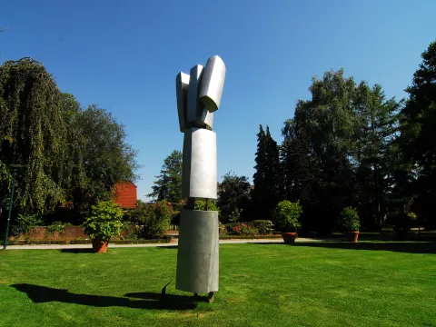 Schlosspark Neersen mit Skulptur Tratlas