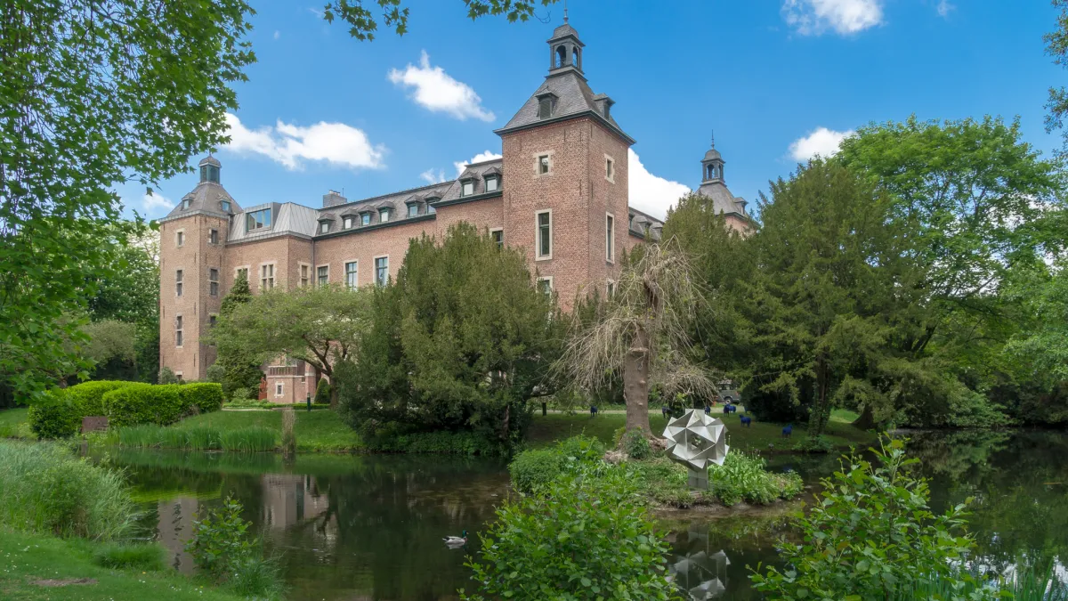 Rückseite Schloss Neersen mit Bäumen