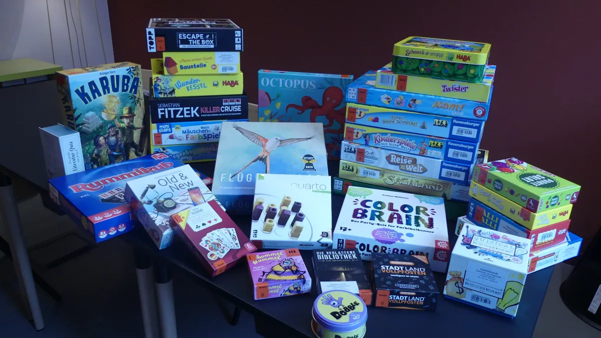 Tisch mit vielen Spielen