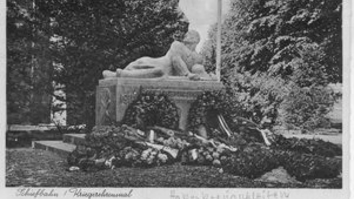 Denkmal mit einem liegenden Soldaten