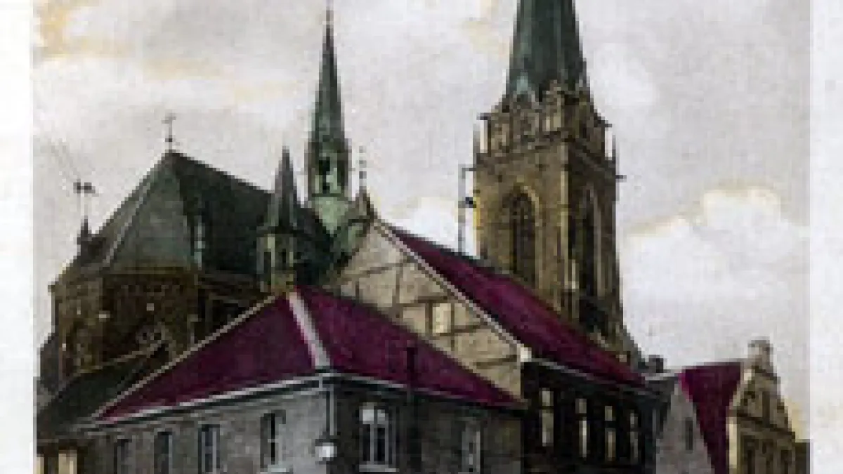 Die Willicher Pfarrkirche mit der ursprünglichen Umbauung. Sämtliche Häuser wurden inzwischen abgerissen