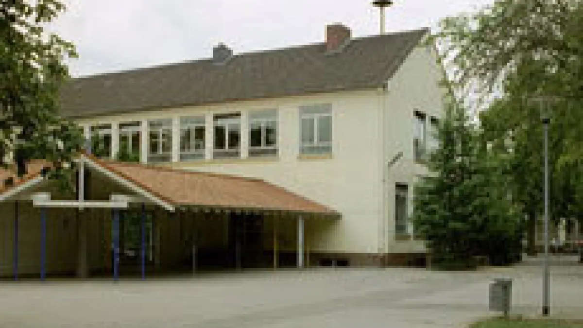 Blick von der Schiefbahner Straße auf die Kolpingschule