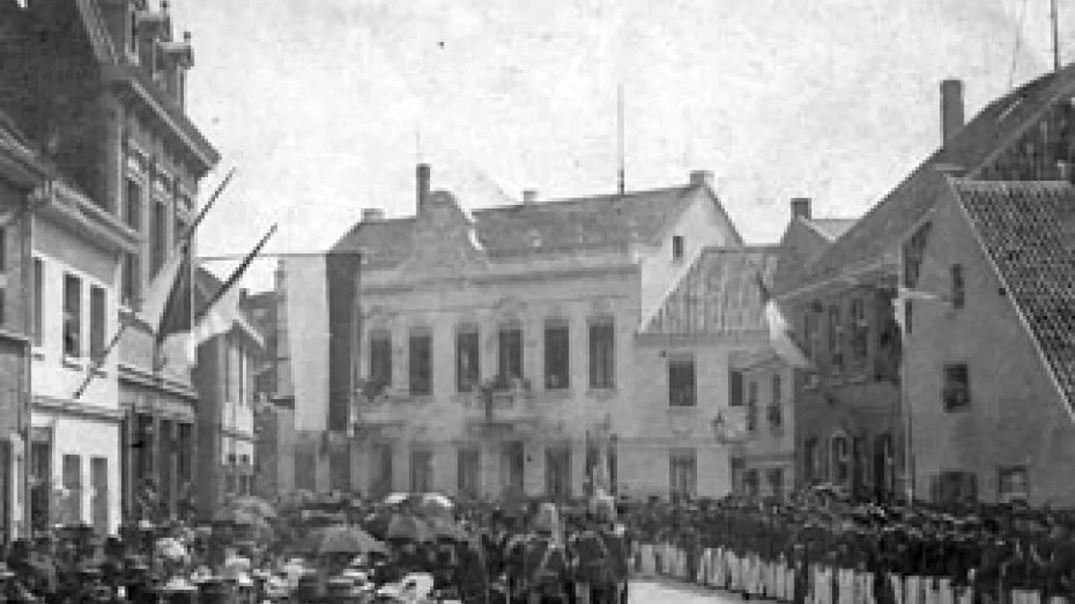 Willicher Schützenfest um 1905. Schützen und Zuschauer haben sich an der Peterstraße aufgestellt.