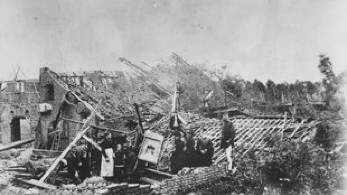 Vom Wirbelsturm zerstörter Bauernhof
