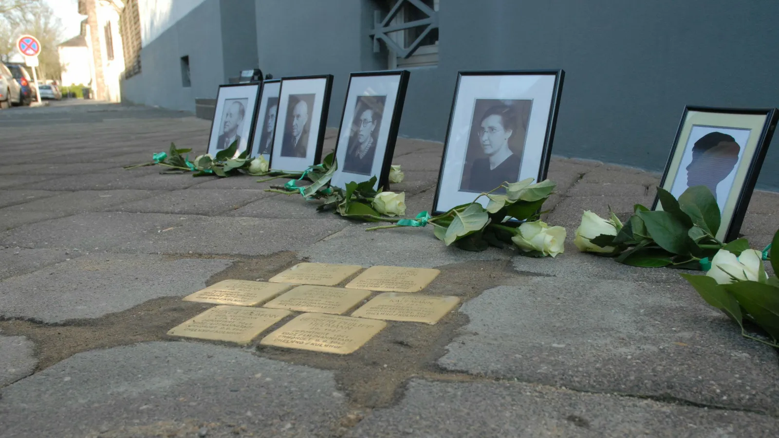 Stolpersteine mit Portraits und Rosen