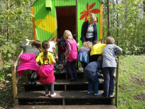 Eva-Lorenz-Station, Bauwagen mit Kindern 