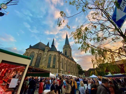  Feierabendmarkt vor Sankt Katharina