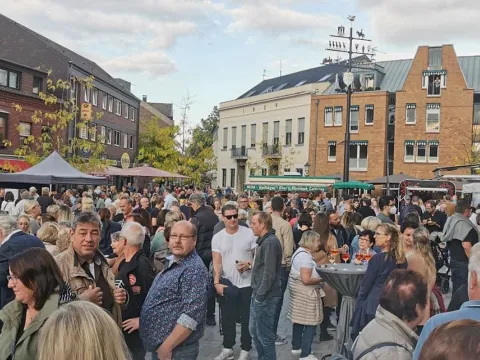 Blick über Menge bei Feierabendmarkt in Willich 
