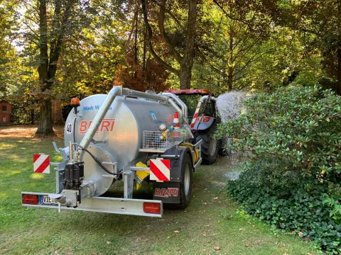 Traktor mit Tank bei Parkbewässerung 
