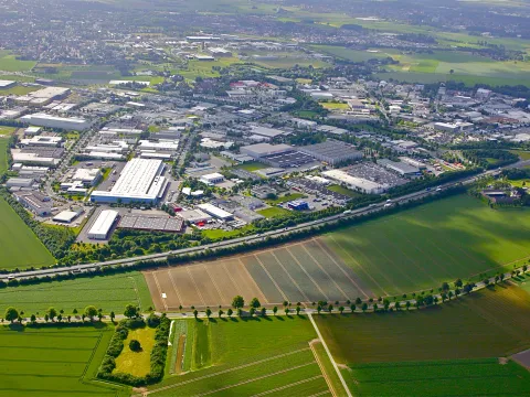 Gewerbegebiet Münchheide Luftaufnahme über Autobahn hinweg