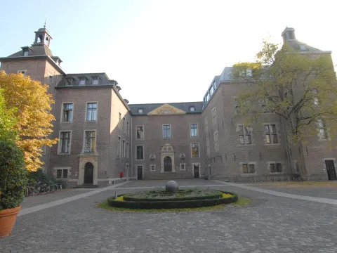 Schlolss Neersen mit Brunnen