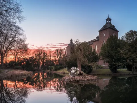 Schloss Neersen gespiegelt im Wasser