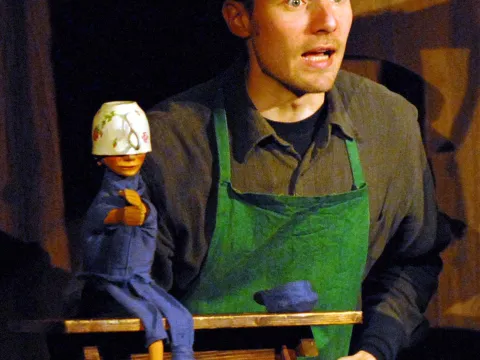 Mann mit einer Handpuppe