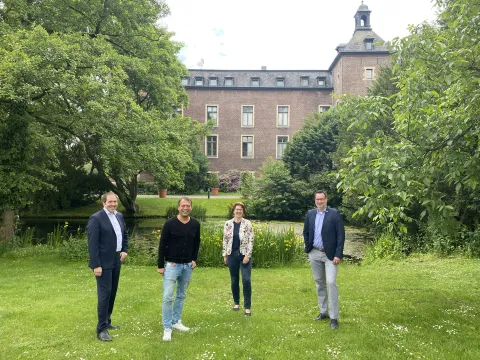 Verwaltungsvorstand vor Schloss Neersen 