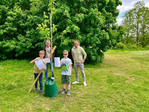 Bürgermeister pflanzt mit Kindern Baum an  