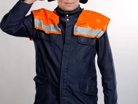 Mann in Feuerwehruniform salutiert