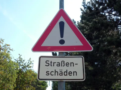 Verkehrsschild mit Ausrufezeichen