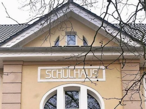 Giebel eines alten Schulgebäudes