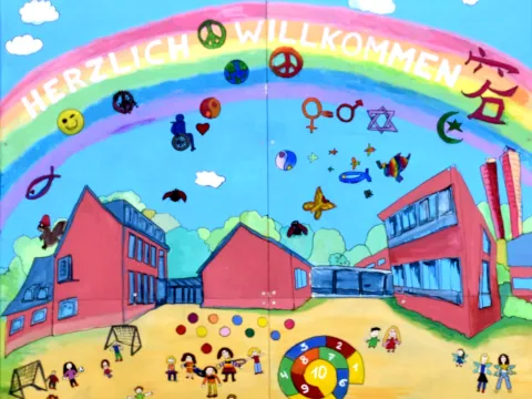 Gemaltes Kinderbild mit Häusern und Regenbogen