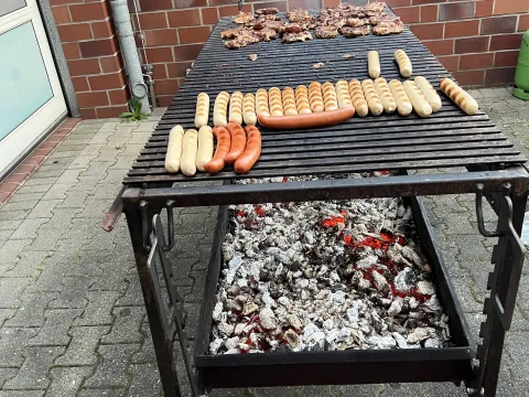 Grill mit Fleisch  und Wurst