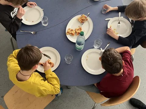 Kinder beim Essen in der OGS Gottfried-Kricker-Schule