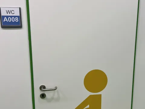 Ein Eindruck, den im Übrigen auch Julia Anders und das Kollegium teilen: „Auch das ganze Team ist hier wirklich sehr glücklich“, versichert die Schulleiterin.   Die Kinder, vom Bürgermeister befragt, was denn am schönsten sei, haben natürlich unterschiedliche Ansatzpunkte: Da werden die eigene Klasse, die zwei Etagen, der Lichtschacht, die Bücherei, die Dachterrasse, die jetzt „drinnen liegenden“ Toiletten, die vielen großen Räume, tolle, variable und teilweise (wo angebracht) gemütliche Möbel, die Farben, 