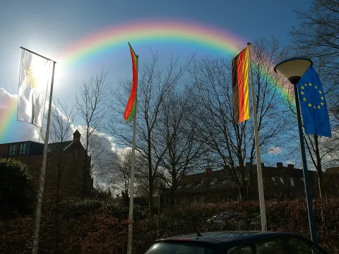 KI-generierte Bilder Regenbogen hinter Schlossbeflaggung