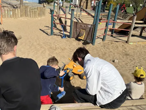 zwei Jungen spielen mit Kindern in der Kita Alperhof