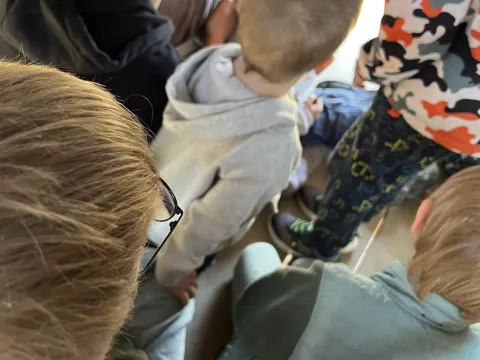 zwei Jungen spielen mit Kindern in der Kita Alperhof