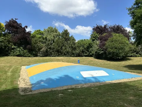 Großes Hüpfkissen Außenbereich Schwimmbad De Bütt