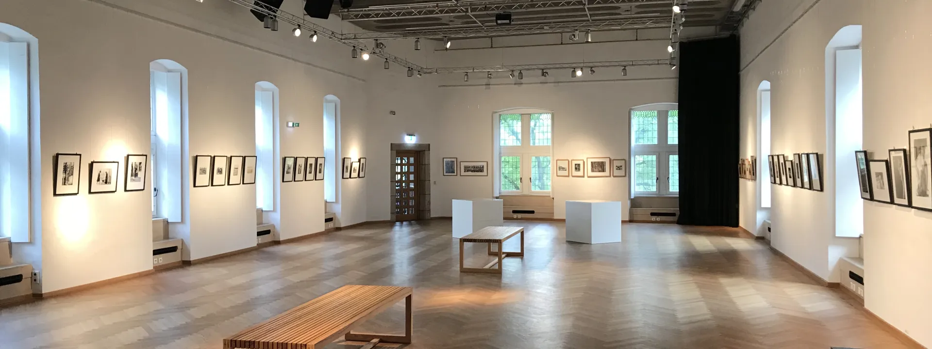 Blick in eine Ausstellung in der Galerie Schloss Neersen