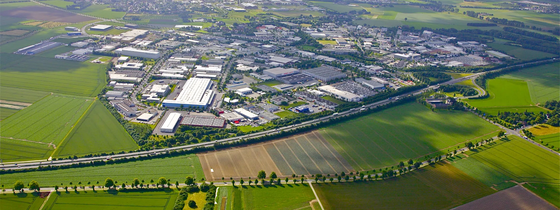 Gewerbegebiet Münchheide Luftaufnahme über Autobahn hinweg