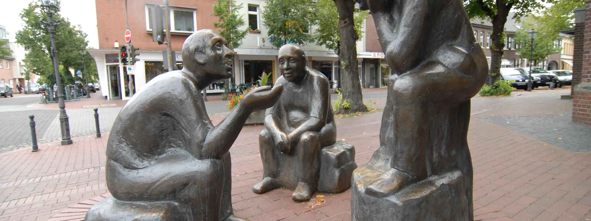 Bronze- Skulptur Dorfgespräch in Schiefbahn