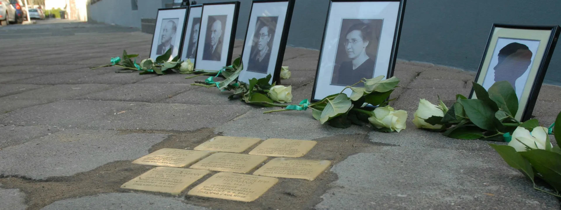 Stolpersteine mit Portraits und Rosen