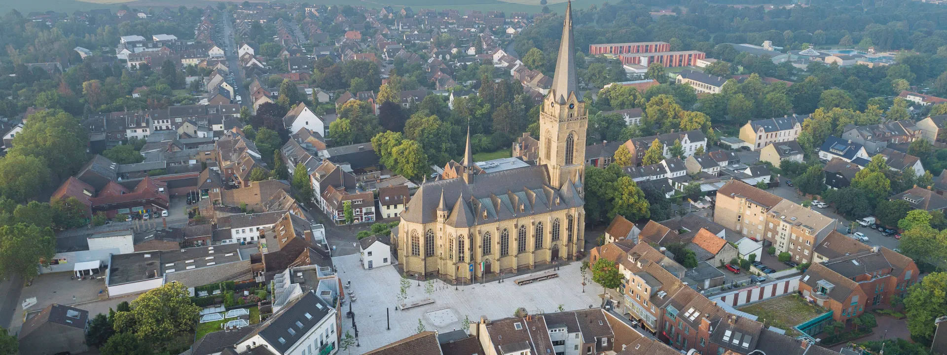 Luftbild auf die St. Katharina Kirche mit Marktplatz 