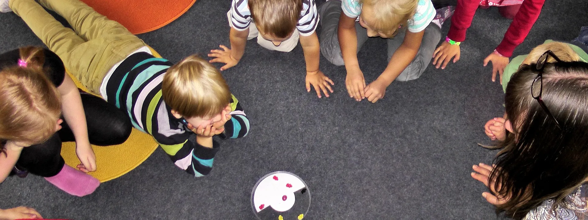 Spielende Kinder