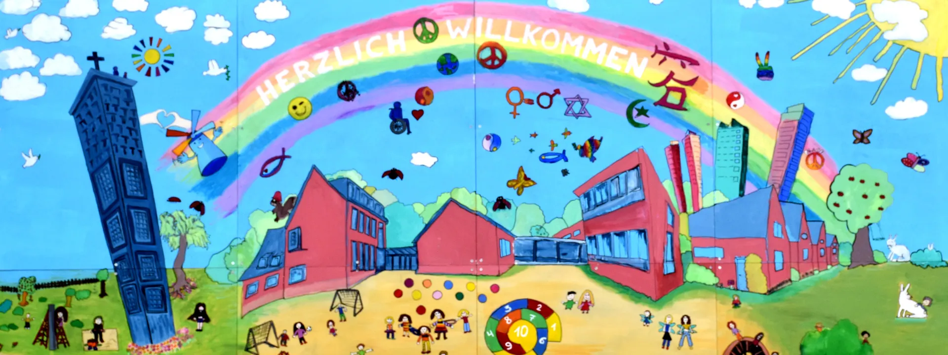 Gemaltes Kinderbild mit Häusern und Regenbogen