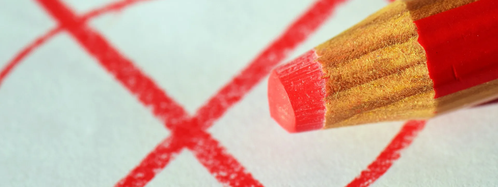 Roter Stift mit rotem Kreuz