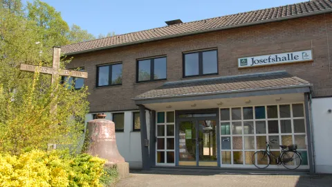 Eingang der Josefshalle in Anrath
