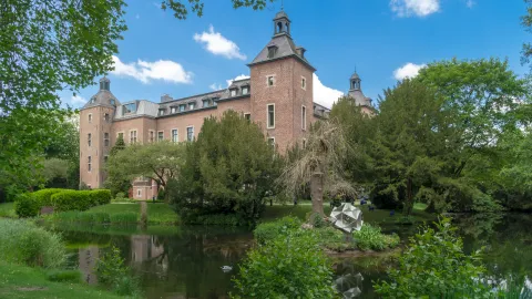 Rückseite Schloss Neersen mit Bäumen