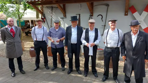 Mitglieder der Feuerwehr Schiefbahn in historischen Kostümen