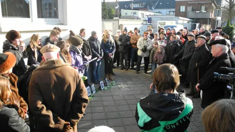 Menschengruppe bei der Verlegung von Stolpersteinen