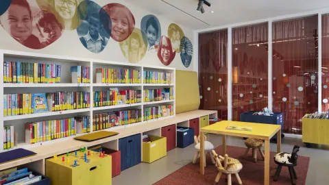 Regale mit Kinderbüchern in der Bibliothek