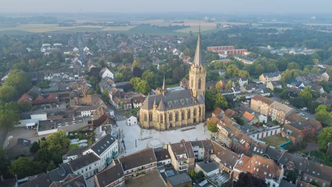 Luftbild auf die St. Katharina Kirche mit Marktplatz 