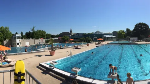 Bütt außen Panoramablick über Freibad   