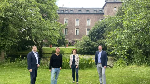 Verwaltungsvorstand vor Schloss Neersen 