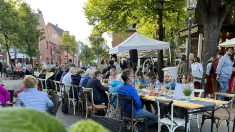 Blick auf gutbesetzte Tafel bei So schmeckt Schiefbahn 06 2023 