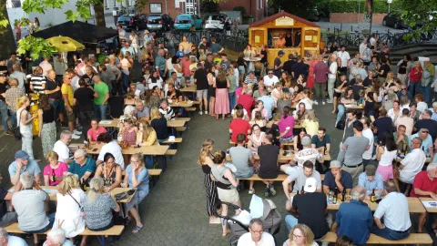 Blick auf gut besuchten Pop-up-Biergarten Anrath 