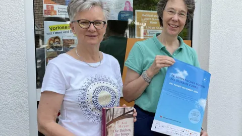 Andrea Becher und Katrin Hufschmidt vor Bibliothek 